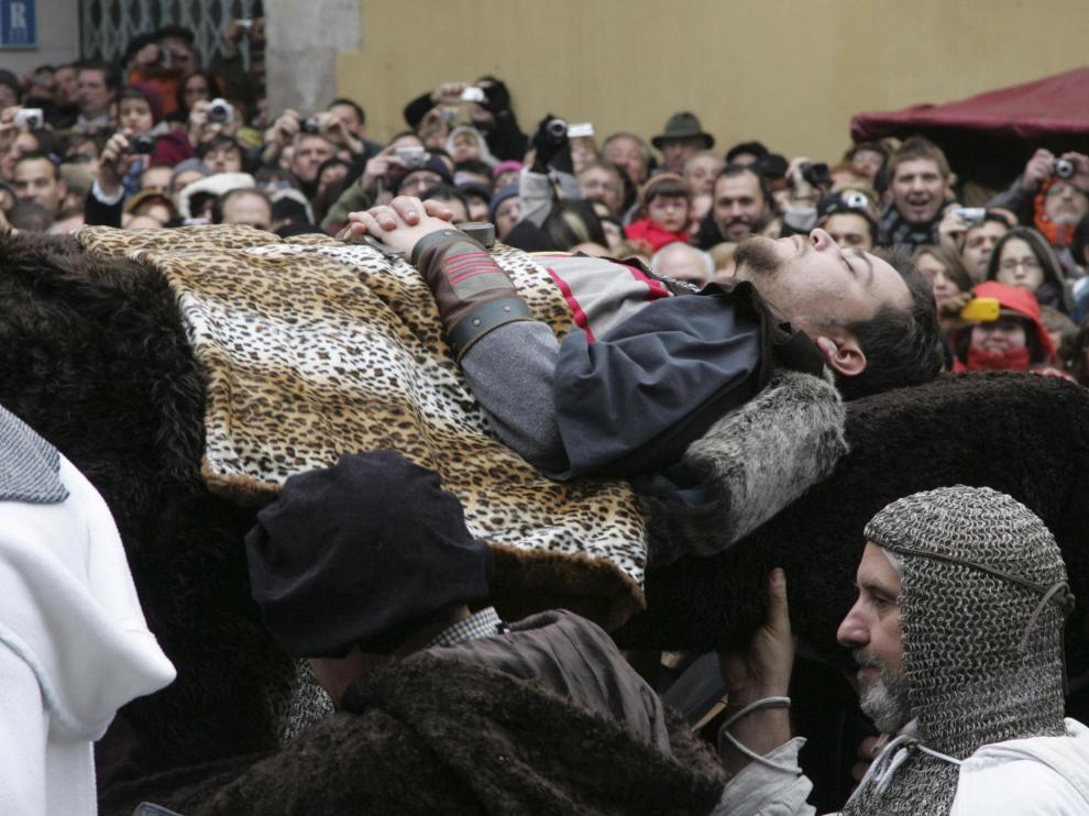 La comitiva fúnebre de Diego de Marcilla es fotografiada por miles de visitantes.