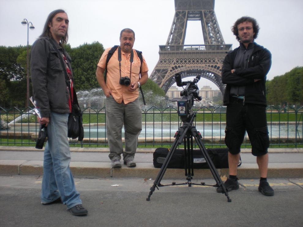 Iñaki Juárez (centro), en París, con el equipo de Insertos Producciones