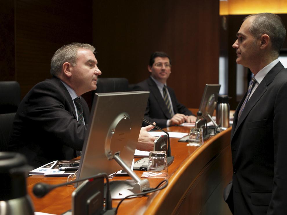 El director general de Tributos conversa con el presidente de la Comisión de Economía.