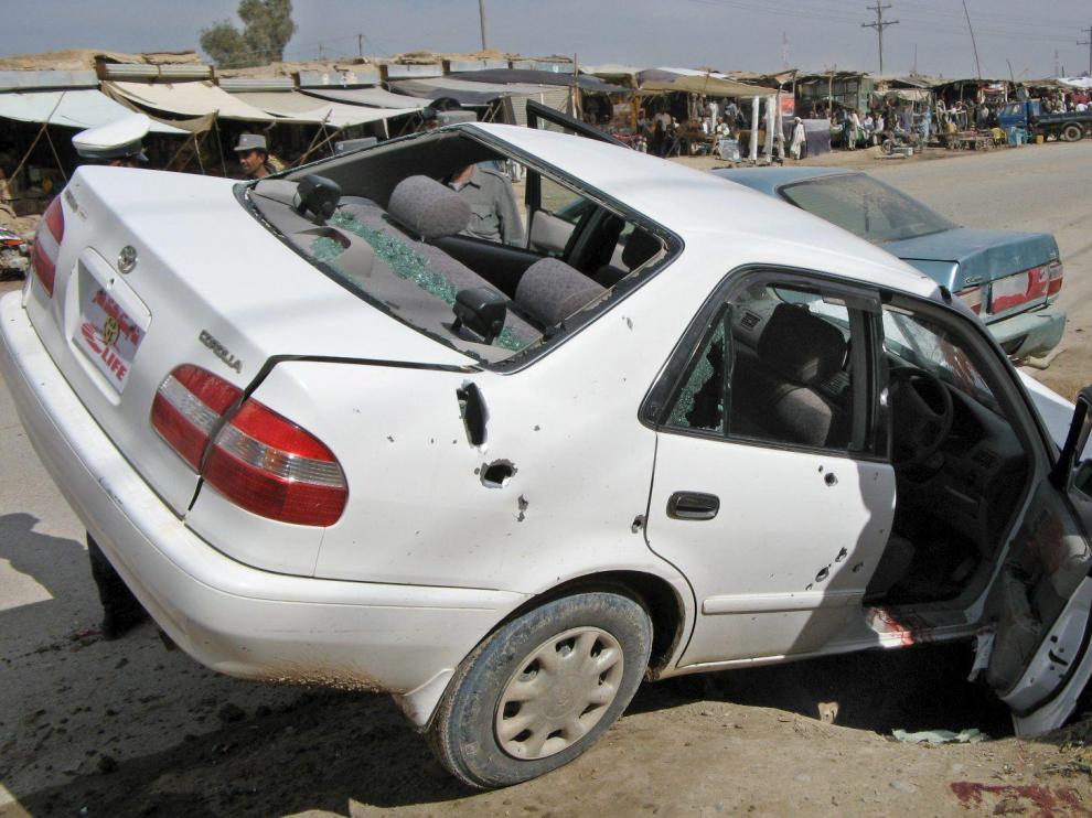 Estado en el que quedó uno de los coches alcanzados ayer por la explosión de una bomba.