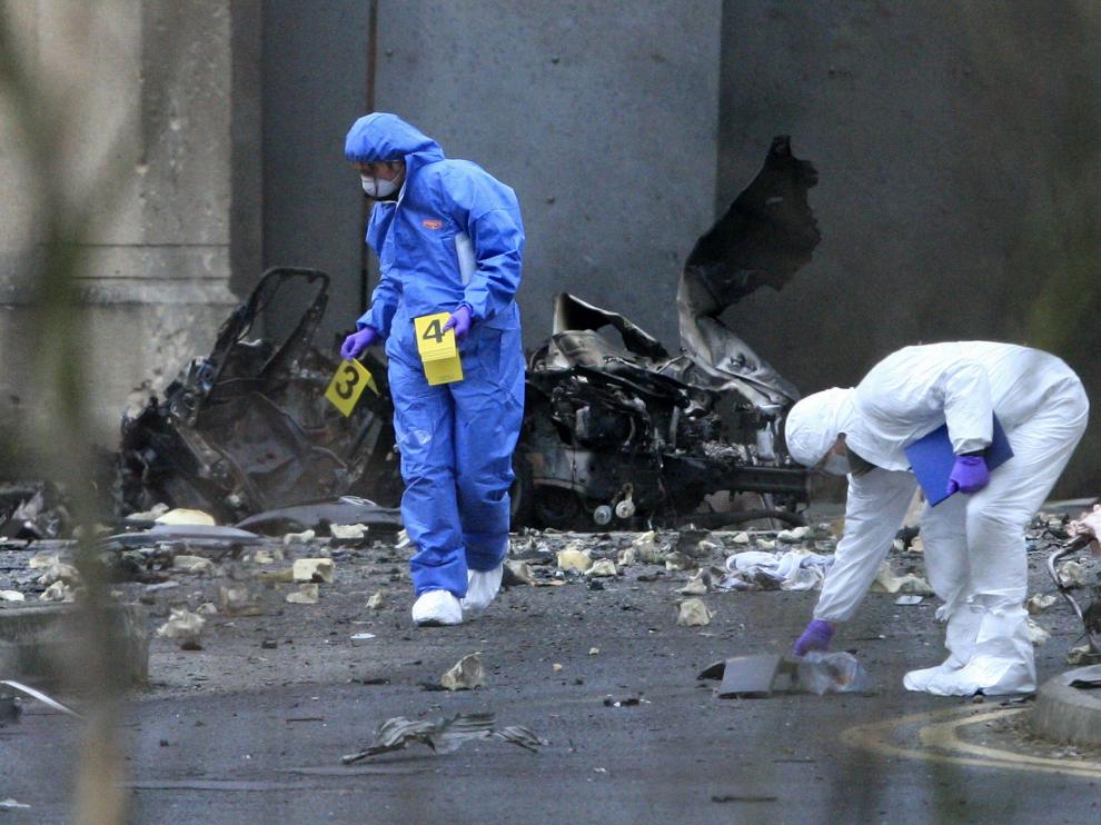 Agentes de la Policía forense inspeccionan el lugar del atentado, ayer en Newry.