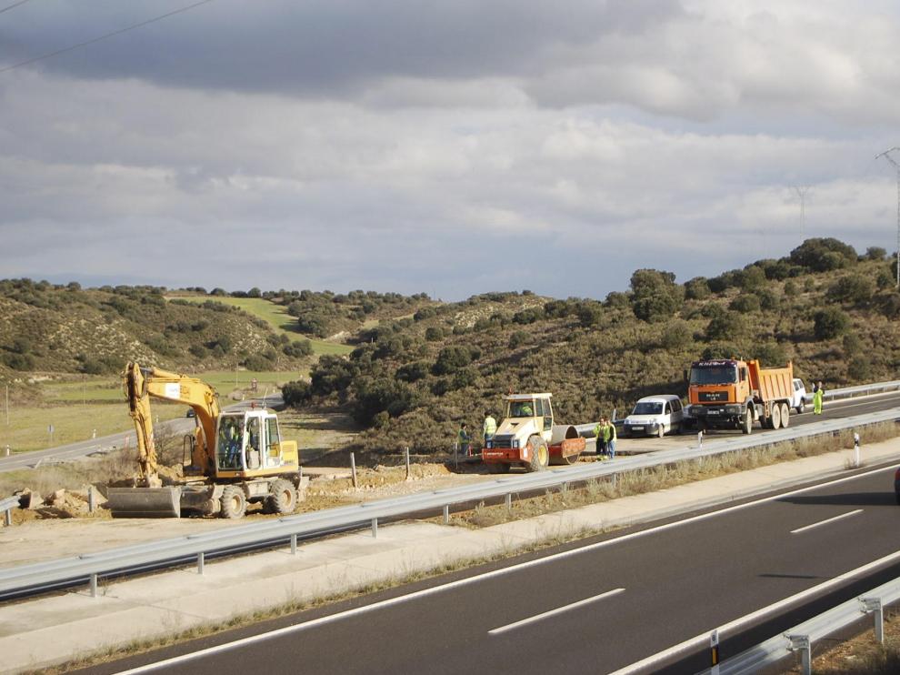 La constructora trabajaba ayer en la reposición del firme para reabrir la autovía antes del viernes