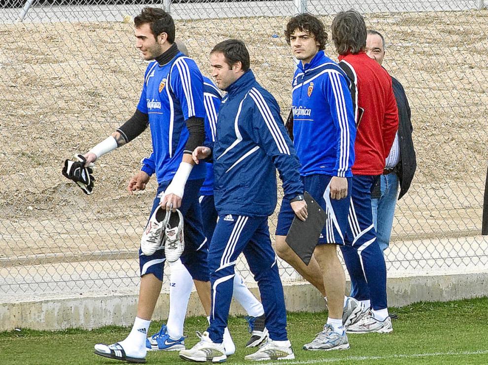 Agapito Iglesias saluda a Suazo antes del entrenamiento que llevó a cabo el equipo ayer en la Ciudad Deportiva