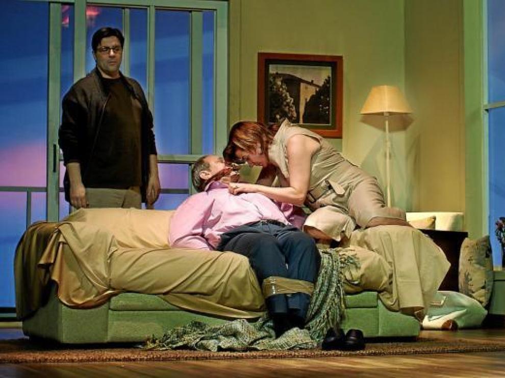 Los protagonistas de 'La muerte y la doncella', en una escena de la obra que se estrena hoy