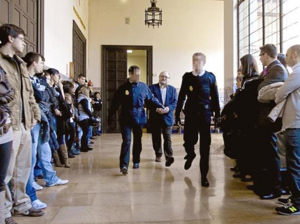 El procesado, cuando era conducido ayer a la sala de vistas de la Audiencia de Zaragoza