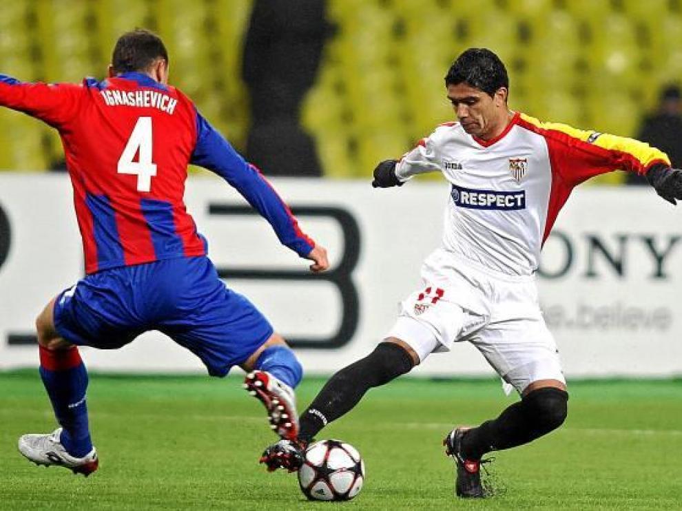 El sevillista Renato trata de regatear al defensa Sergei Ignashevic, del CSK Moscú.