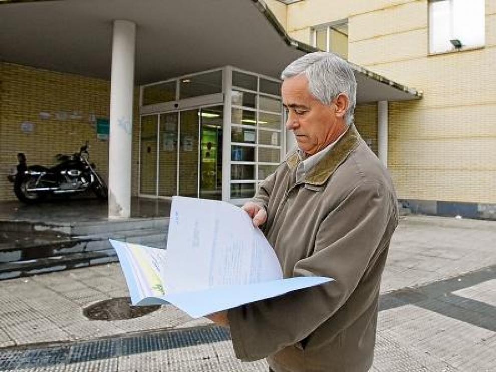 Pablo Montes enseña la citación para la consulta de Oftalmología para el 6 de mayo.