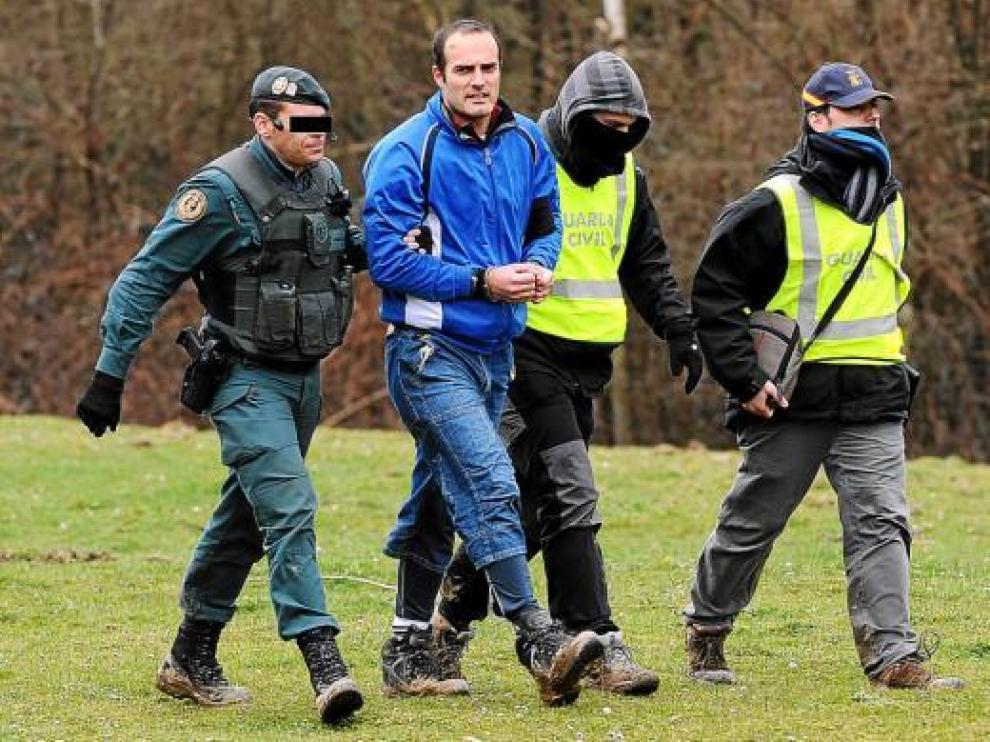 Ibai Beobide conduce a los agentes de la Guardia Civil al lugar donde se hallaron los zulos
