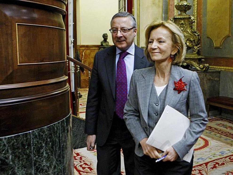 El ministro de Fomento, José Blanco, junto a la vicepresidenta segunda y titular de Economía, Elena Salgado, ayer en el Congreso