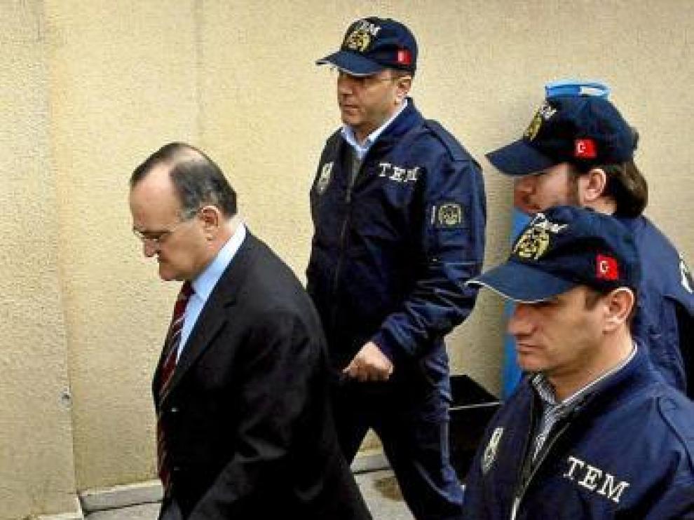 El ex comandante Ergin Saygun llega al tribunal en Estambul, ayer
