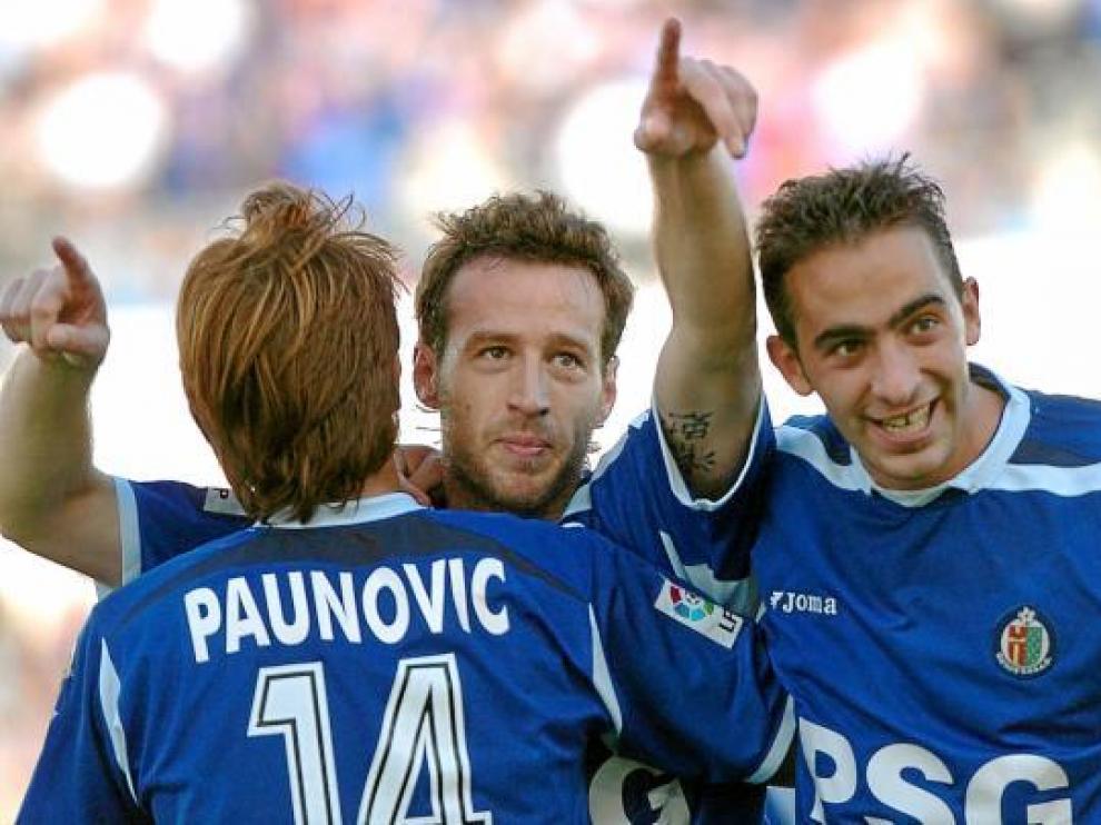 Pulido, en el centro de la imagen, tras marcarle al Zaragoza en 2005. A su izquierda, Alberto.