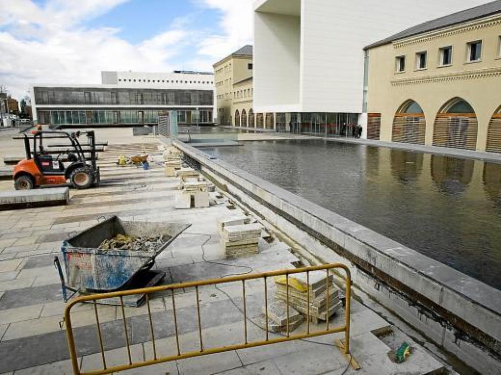 Esta semana los obreros han levantado las baldosas más cercanas a la lámina de agua