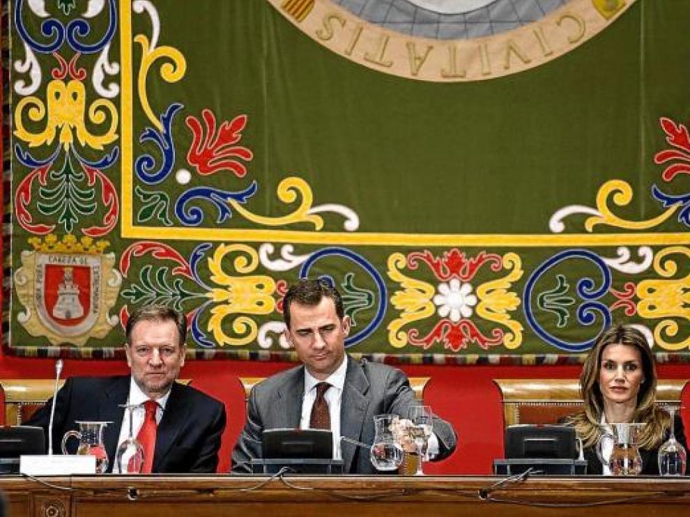 Don Felipe y doña Letizia, junto a Marcelino Iglesias, ayer, en el Paraninfo