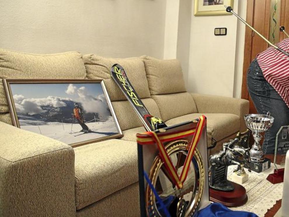 Beatriz, en el salón de su casa, con algunos de sus trofeos y parte de su equipación de esquí, de la que nunca se separa