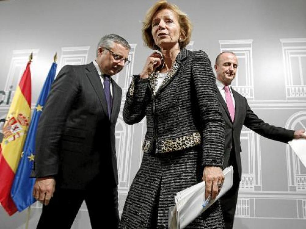 José Blanco, Elena Salgado y Miguel Sebastián, tras la reunión con los grupos