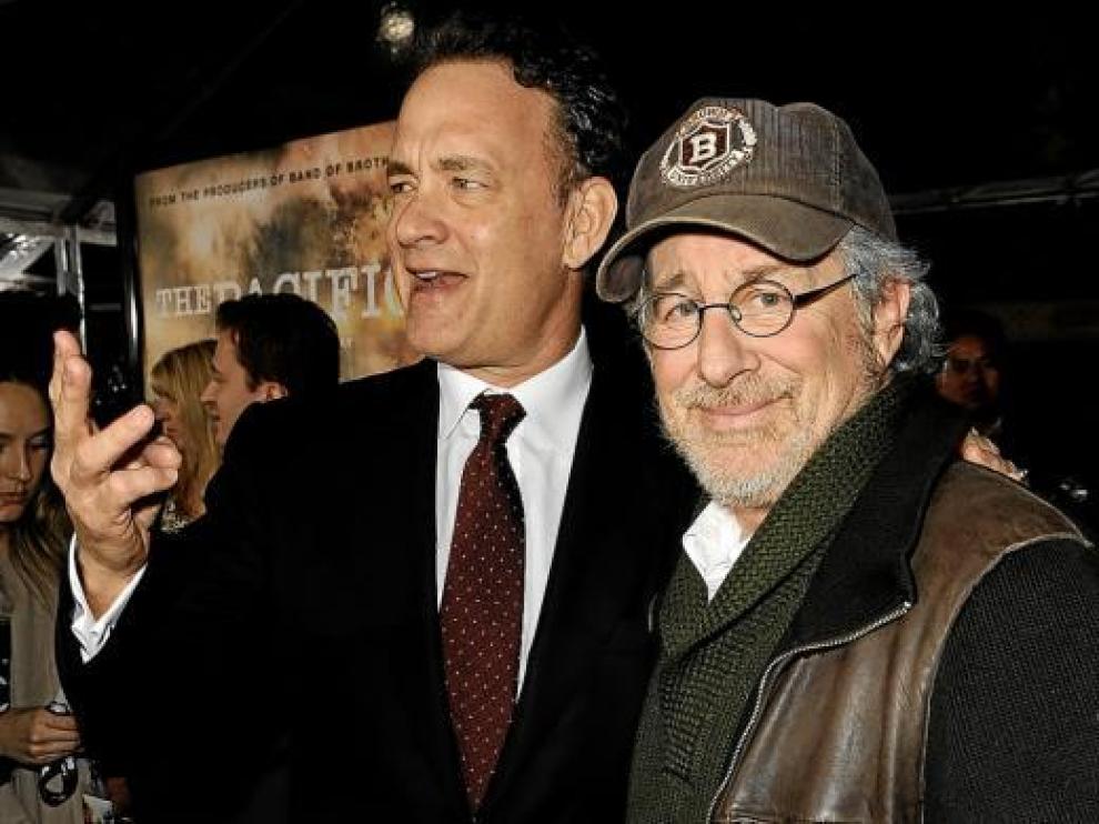 Tom Hanks y Steven Spielberg, en la presentación de 'The Pacific' en el Teatro Chino de Los Ángeles.