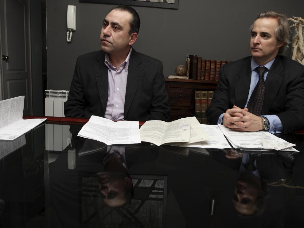 El zaragozano Ramón Francés, a la izquierda, junto a su abogado, Simón Lahoz.