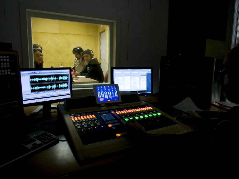 Grabación de una obra teatral para radio, el pasado jueves, en el Taller de Radio Creativa, en Zaragoza.