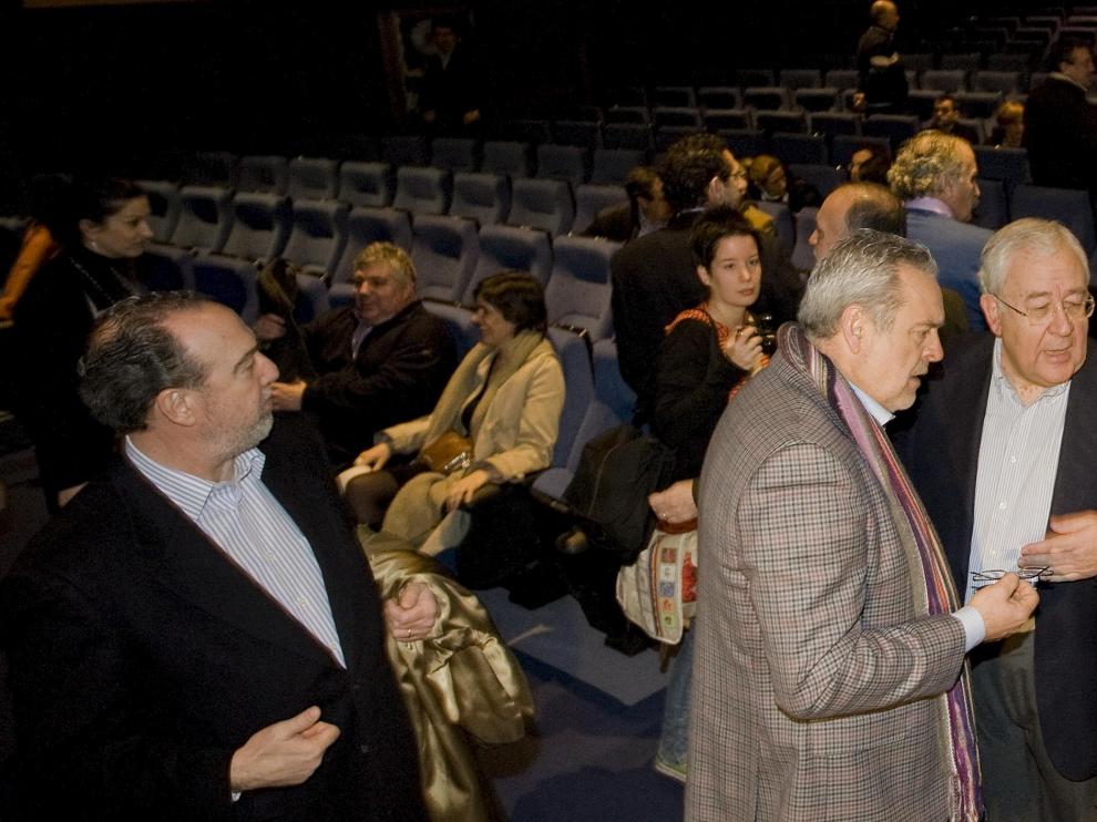 Boné, Biel y Sanmiguel conversan antes de empezar el comité nacional del PAR.