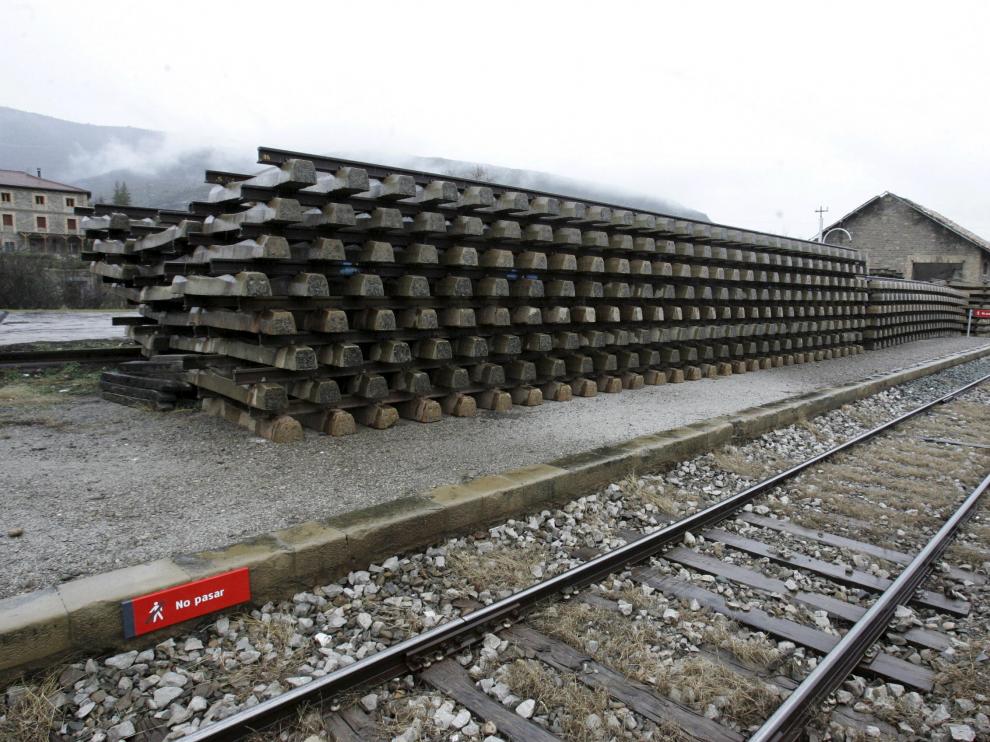 Acopio de materiales ferroviarios, traviesas y raíles en la estación de Santa María y La Peña
