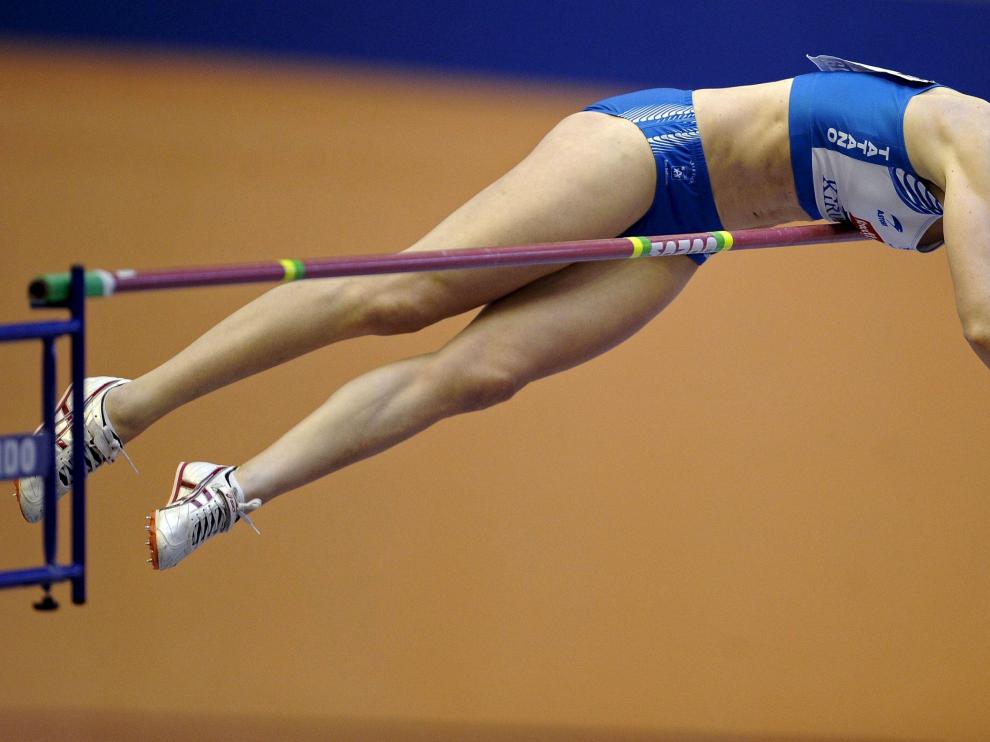 Naroa Aguirre, ganadora en pértiga, ejecuta uno de sus saltos