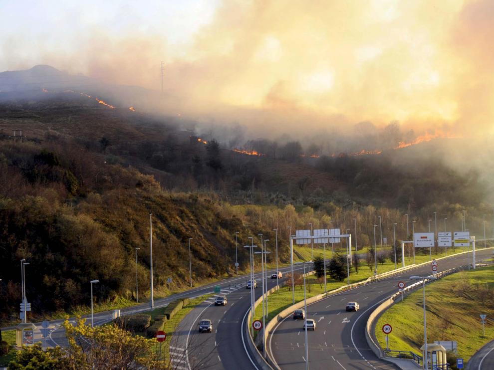 Vista del incendio en las inmediaciones de Bilbao.