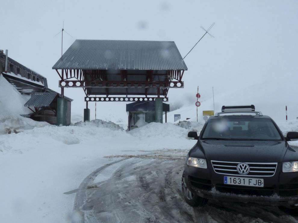 Los coches tenían que dar media vuelta en el alto del Portalet, que lleva tres días cerrado.