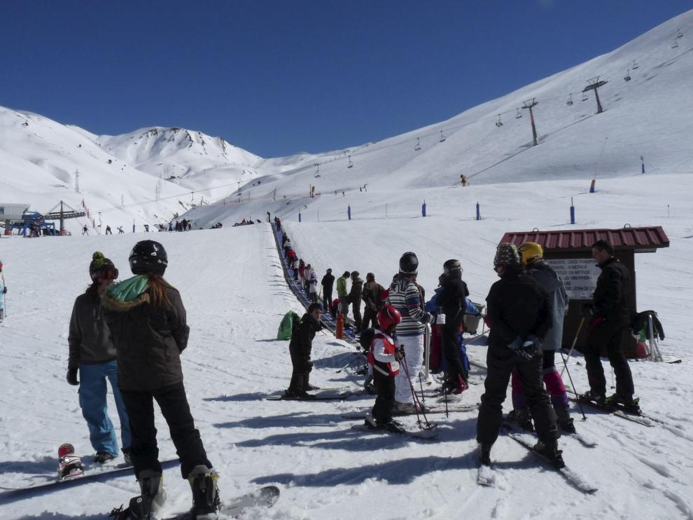 Astún disfrutó ayer de una agradable y soleada jornada de esquí, después de que el sábado tuviera que cerrar por el fuerte viento