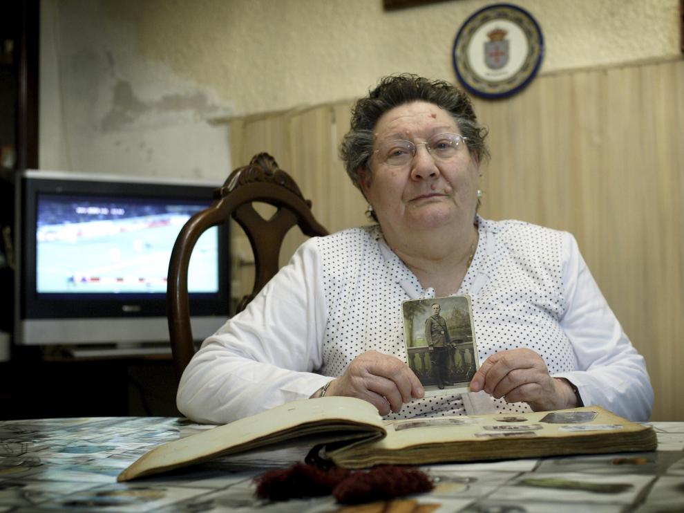 Florentina Pericas, en su casa de Zaragoza, muestra una foto de su padre, Rogelio