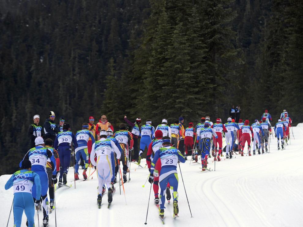 El aragonés Diego Ruiz, dorsal 49, cierra el grupo durante un momento de la prueba de los 50 kilómetros de esquí de fondo.