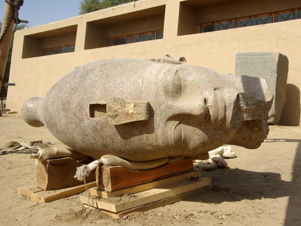 Hallada una cabeza gigante de granito del faraón Amenhotep III