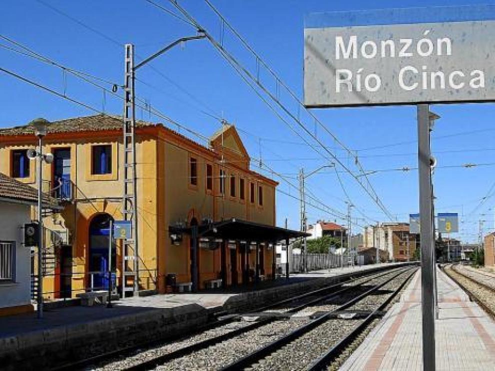 Ayuntamientos y colectivos sociales piden que la red se amplíe hasta la estación Monzón-Río Cinca
