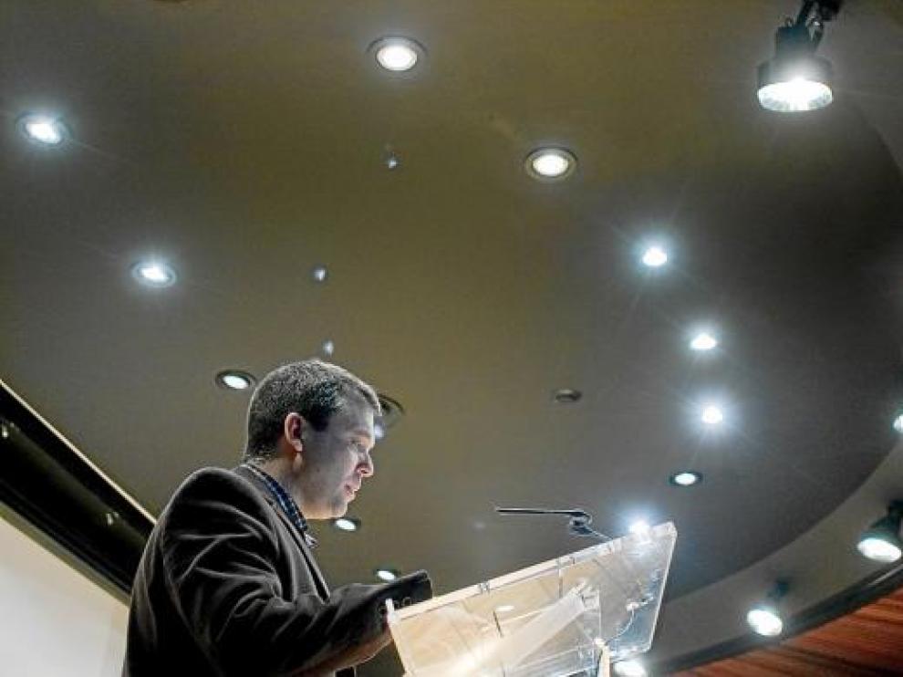El director del corto, Javier Mesa, lee el comunicado de Salvador, ayer, en Proyectaragón CAI.