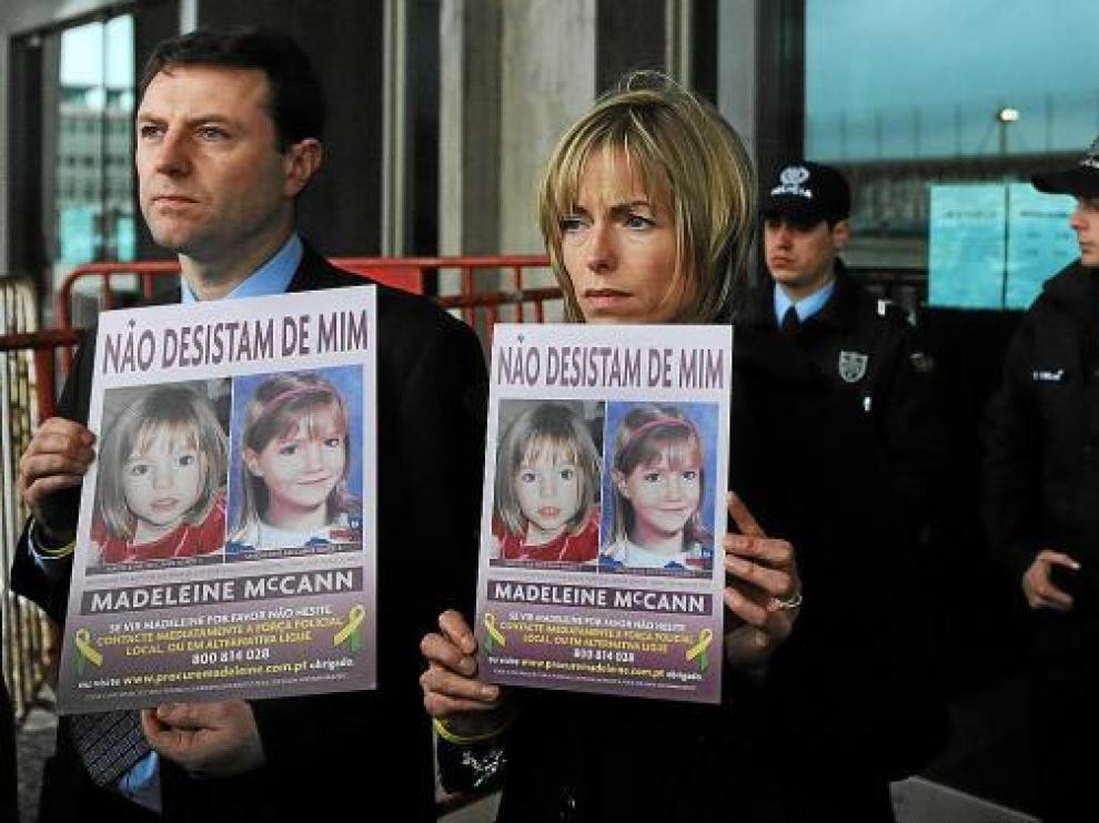 El matrimonio McCann con el retrato actualizado de su hija.
