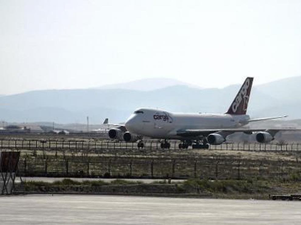 Un avión de mercancías circula por una de las pistas de rodaje, situada junto a la torre de control.