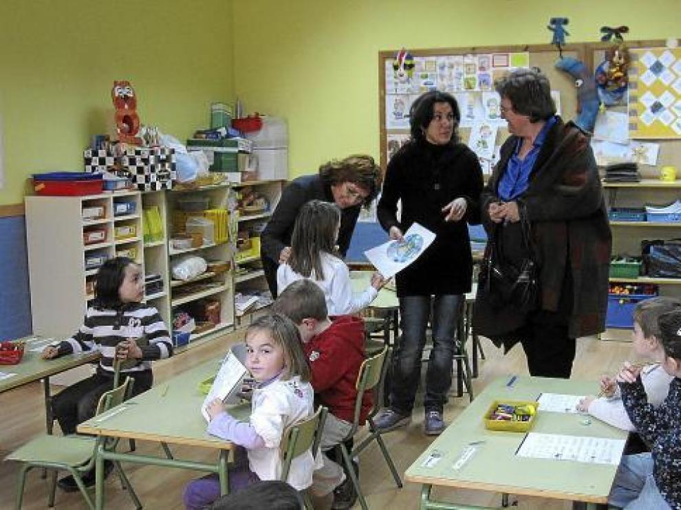 La consejera y la directora provincial, ayer, en una de las nuevas aulas del colegio de Illueca.
