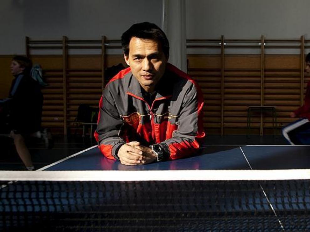 Zhang Dong Ping, siempre cerca de la mesa del tenis de ídem. Ayer, en el pabellón del IES de la Azucarera de Zaragoza.