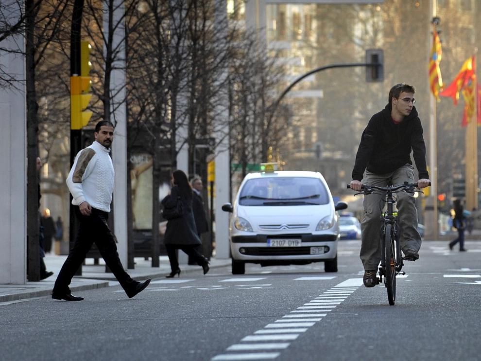 Dos ciclistas, compartiendo la calzada con el resto de los vehículos en Independencia
