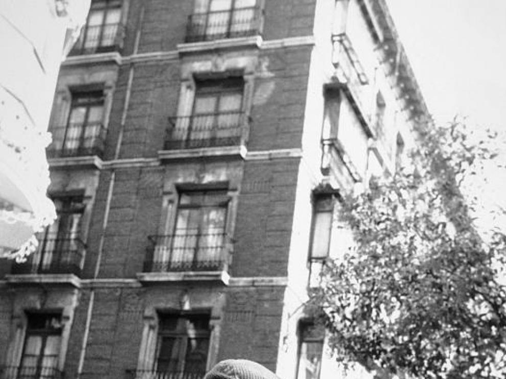 Miguel Delibes posa sentado en un banco de Valladolid