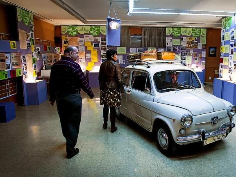 Imagen del Seat 600 que preside la muestra y que ha sido donado por la asociación aragonesa Amigos del Seiscientos