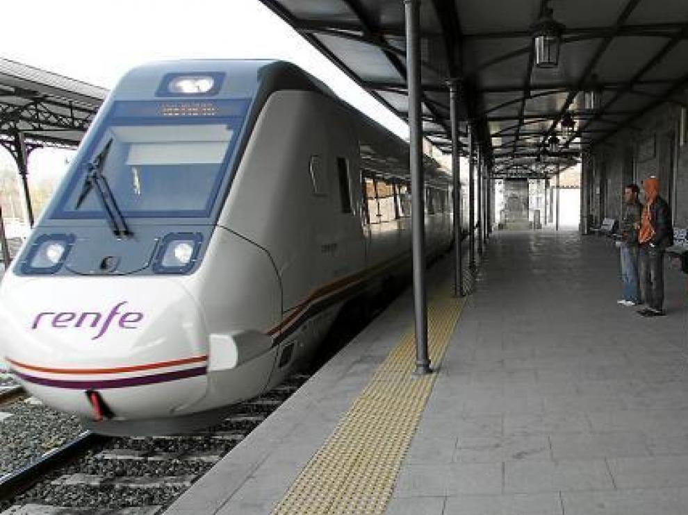 El tren directo Huesca-Teruel logra menos viajeros que el convoy que paraba en los pueblos