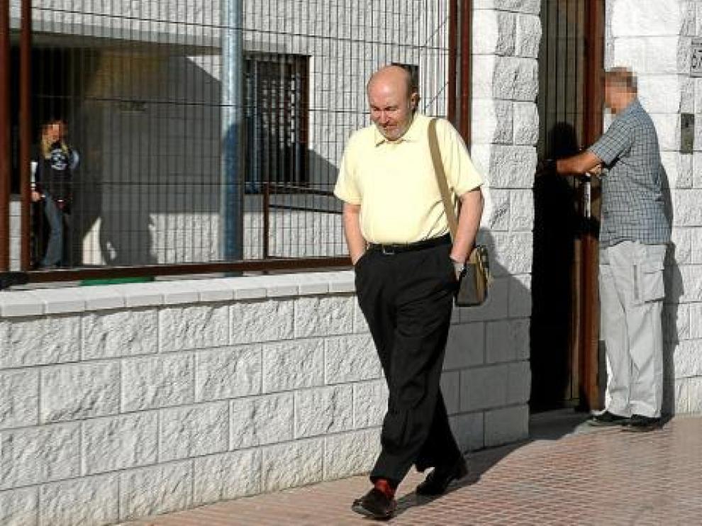 Luis Roldán a la salida del centro de inserción social de Torrero