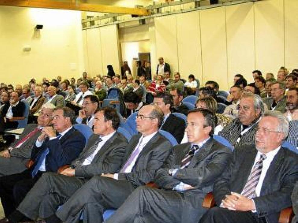 Unos 300 participantes asisten en Binéfar a la I Lonja Nacional.