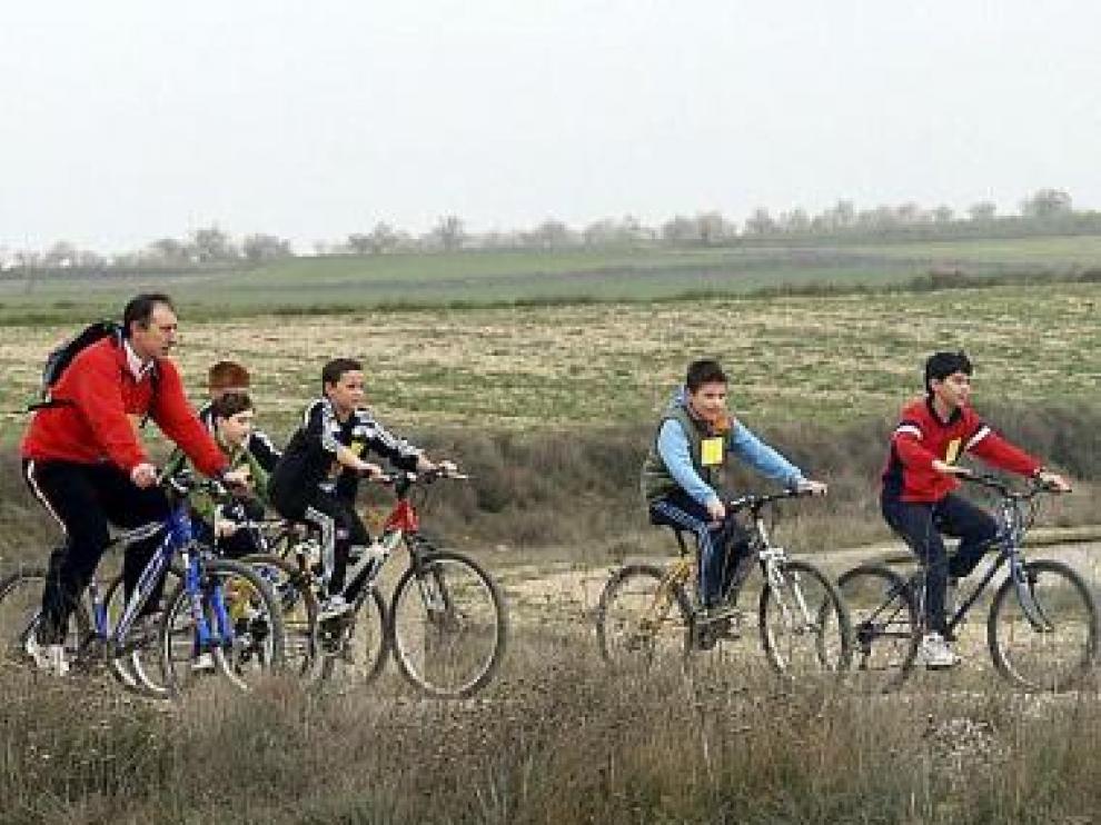 Los participantes bordearon los regadíos monegrinos.