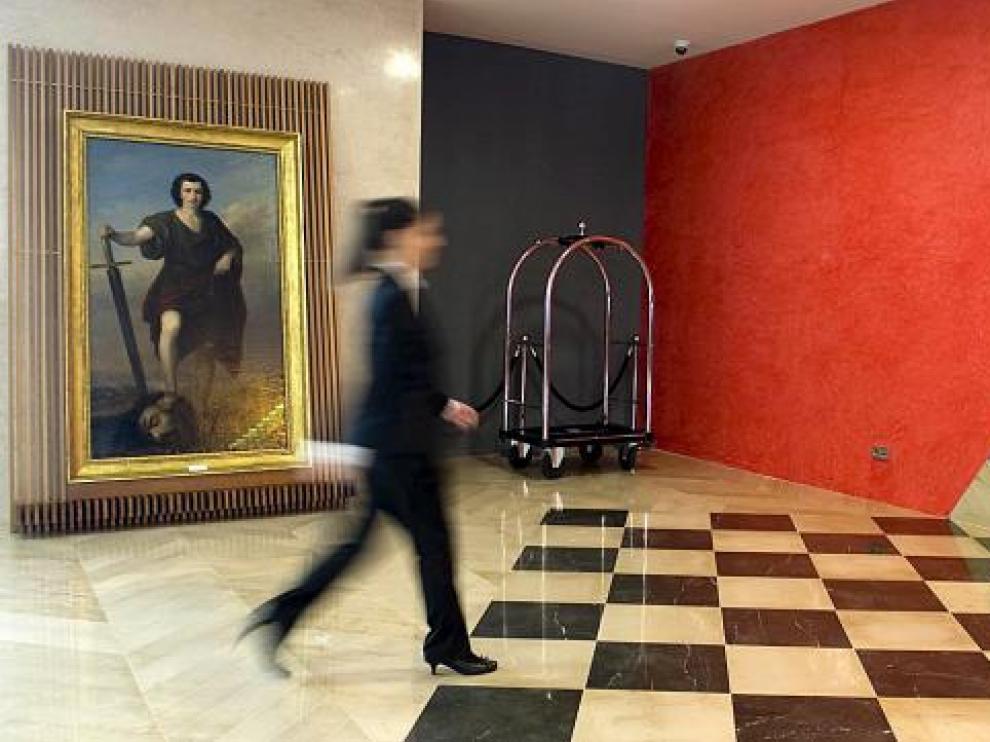 El 'David triunfante...' de Esquivel, en su emplazamiento en el hotel Reina Petronila.