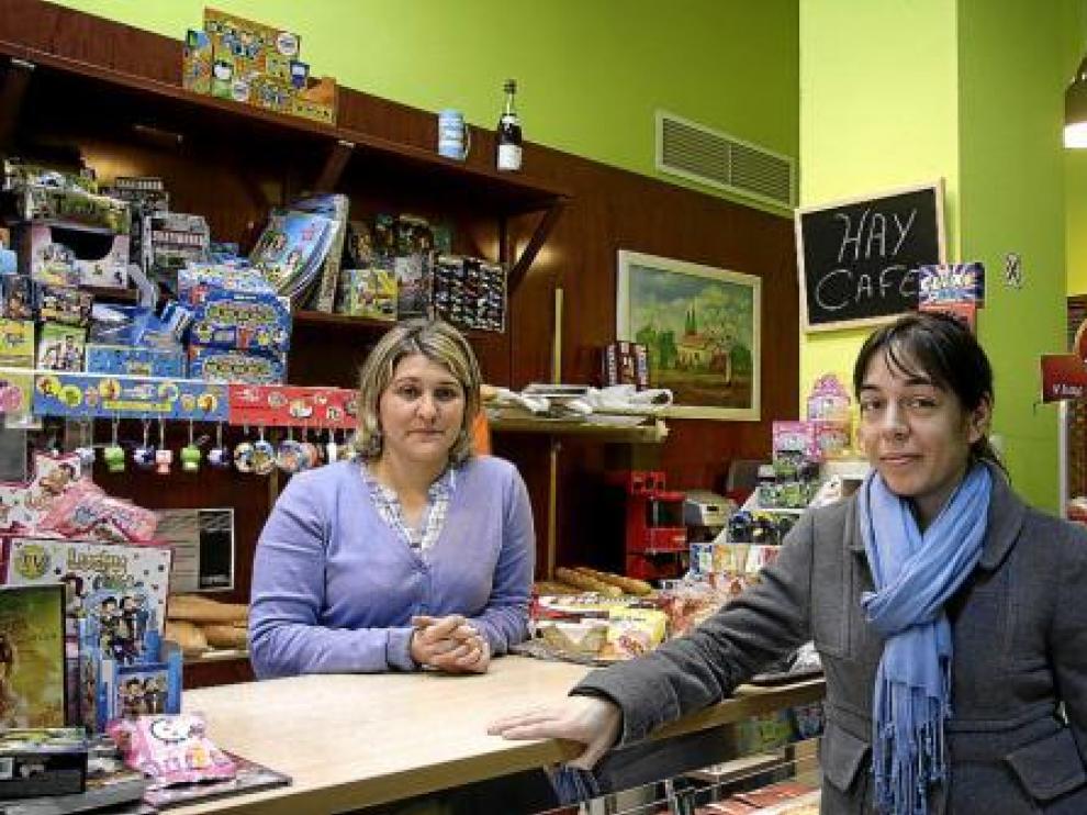 Lorena Vélez (izquierda) y Mari Mar Ponce, en la tienda de la primera, en Andador Luis Puntes.