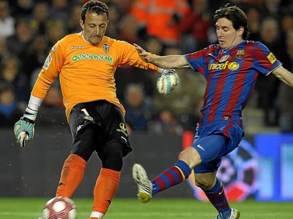 César despeja con el pie ante Messi en una jugada del partido que el Valencia jugó en Barcelona hace dos semanas.