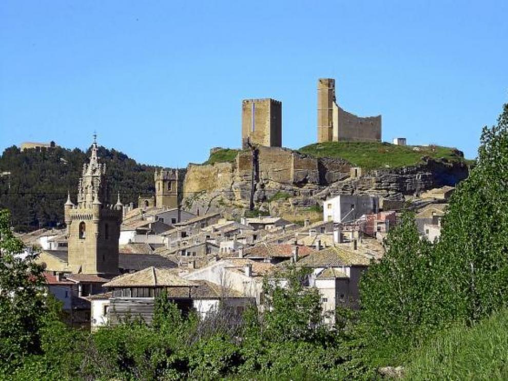 Vista del casco urbano y, al fondo, la fortaleza de Uncastillo.