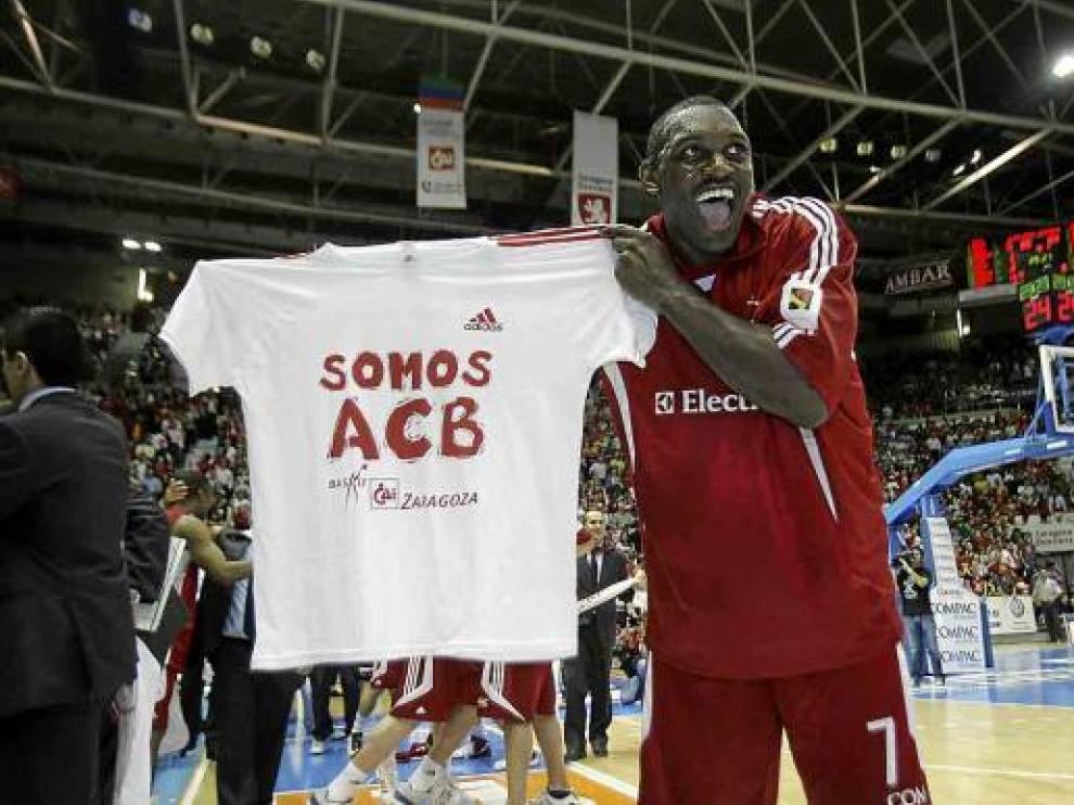Darren Phillip muestra una camiseta el día del ascenso de hace dos temporadas.