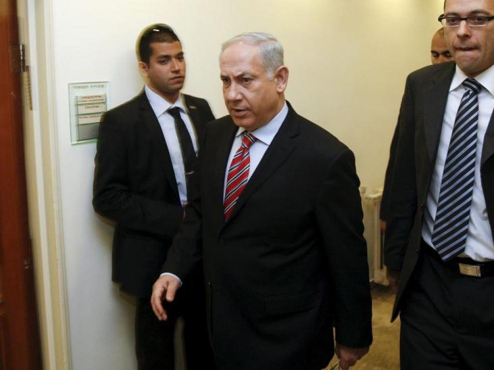 Netanyahu (centro), a su llegada a la reunión semanal del Consejo de Ministro